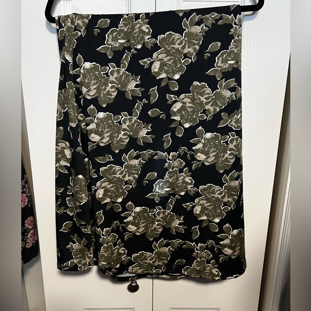 ✔️LuLaRoe Women's Maxi Skirt Black with Olive Floral Print